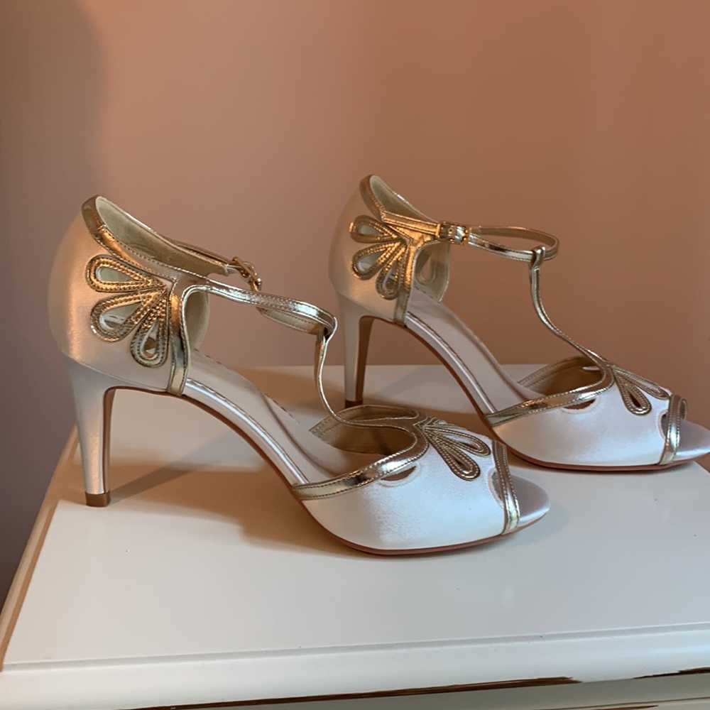 NIB Ivory wedding bridal peep toe T strap heels